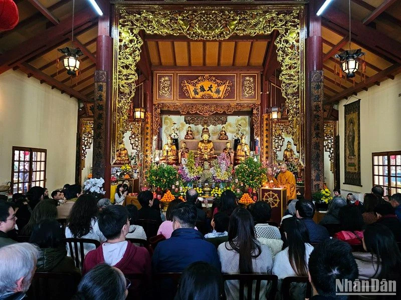Cộng đồng người Việt Nam tham dự lễ cầu an đầu năm tại Thiền viện Trúc Lâm (Ảnh: KHẢI HOÀN)