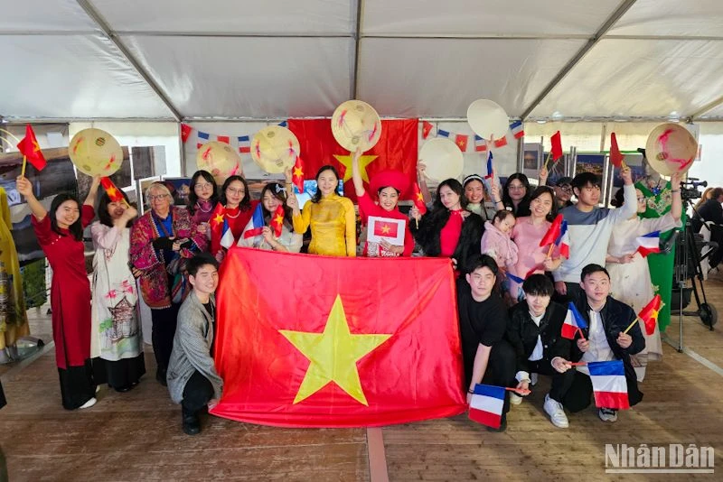 Đại diện Việt Nam tham gia Ngày hội Pháp ngữ 2024. (Ảnh: MINH DUY)