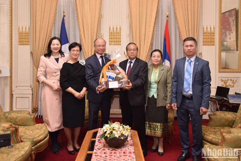 Đại sứ Việt Nam tại Pháp Đinh Toàn Thắng chúc mừng Đại sứ Lào Kham-Inh Khitchadeth nhân dịp Tết Bun Pi May. (Ảnh: MINH DUY)