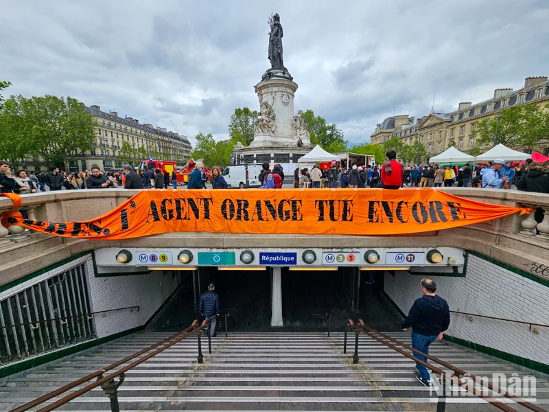 Băng rôn ủng hộ nạn nhân chất độc da cam treo trên các cửa bến tàu điện ngầm quanh khu vực quảng trường Republique. (Ảnh: MINH DUY)