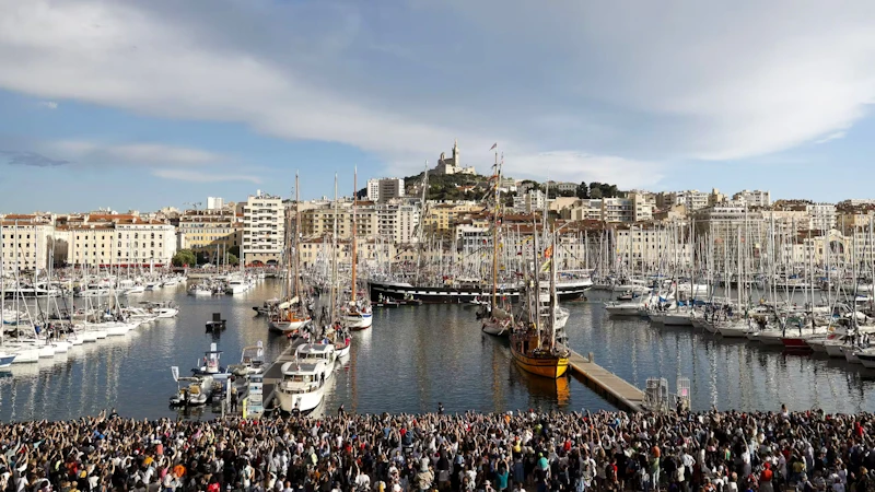Chiếc thuyền buồm Belem chở ngọn đuốc Olympic cập bến cảng Vieux-Port lúc 19 giờ 30 phút ngày 8/5. (Ảnh: FranceInfo)
