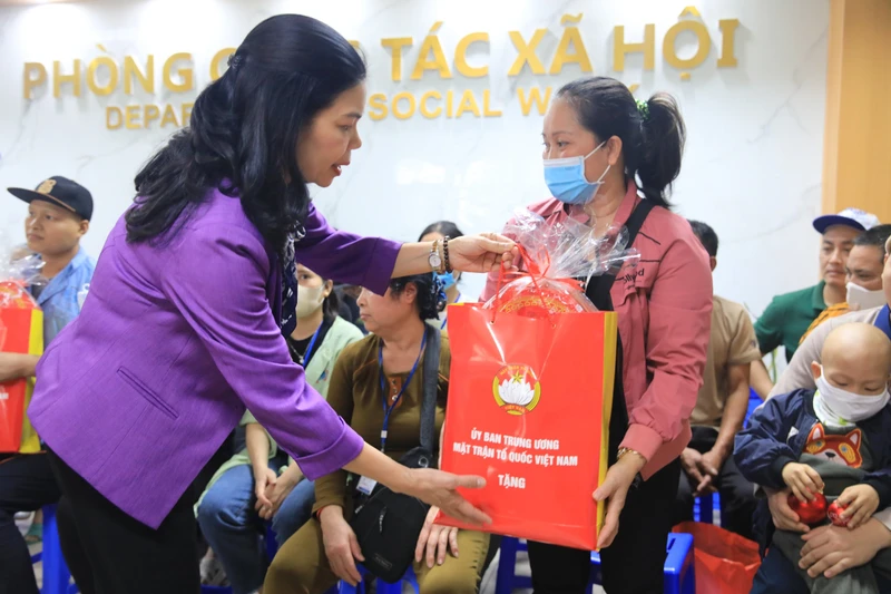 Lãnh đạo Mặt trận Tổ quốc Việt Nam thành phố Hà Nội trao quà tại Bệnh viện K.