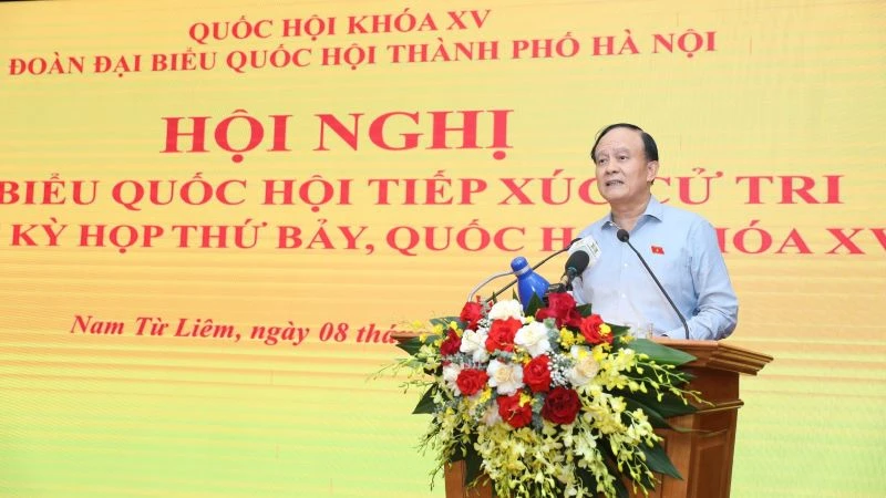 Chủ tịch Hội đồng nhân dân, Phó Trưởng đoàn đại biểu Quốc hội thành phố Hà Nội Nguyễn Ngọc Tuấn trao đổi về các vấn đề cử tri quan tâm.