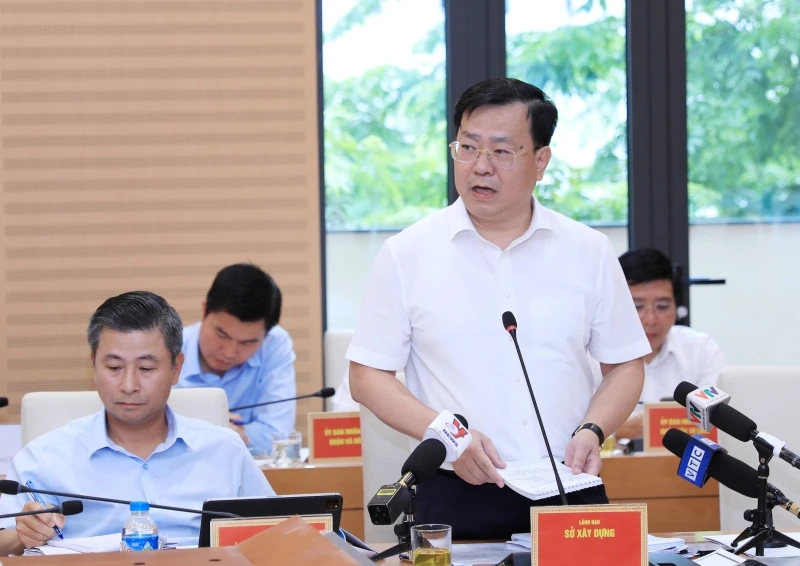 Lãnh đạo các sở, ngành thành phố Hà Nội giải trình các vấn đề thuộc thẩm quyền.