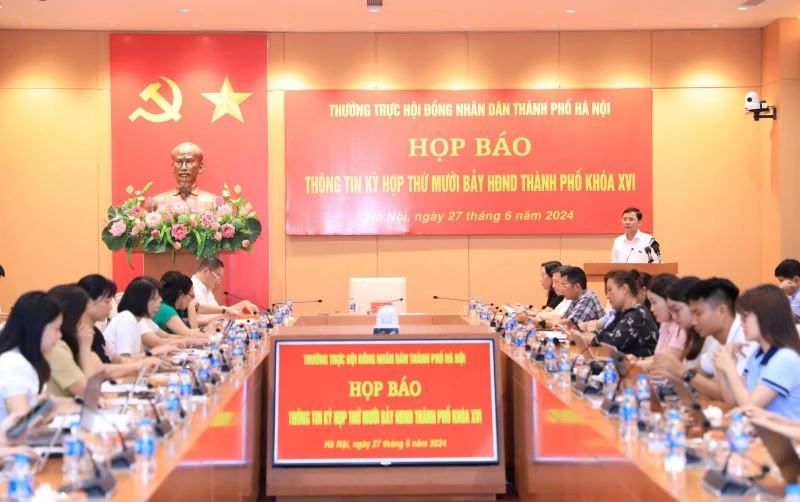 Phó Chủ tịch Hội đồng nhân dân thành phố Phạm Quý Tiên trao đổi với báo chí về nội dung kỳ họp thứ 17 khóa 16.