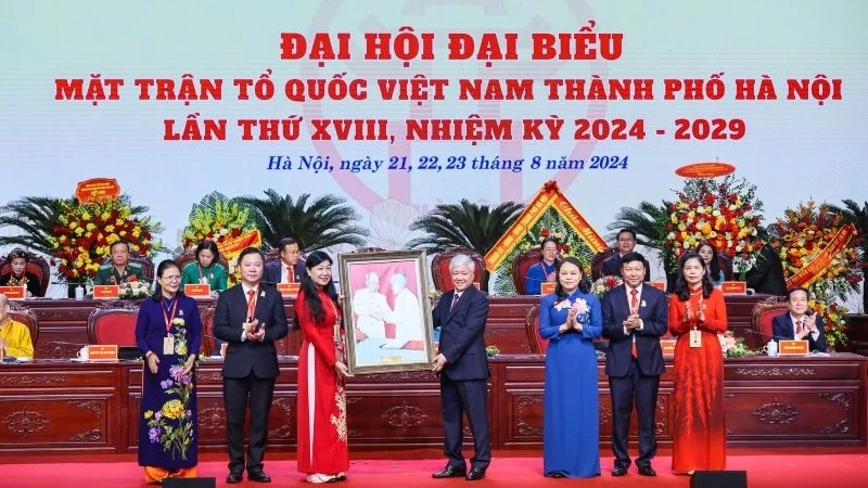 Lãnh đạo Ủy ban Trung ương Mặt trận tổ quốc Việt Nam tặng Đại hội bức tranh Bác Hồ, Bác Tôn.