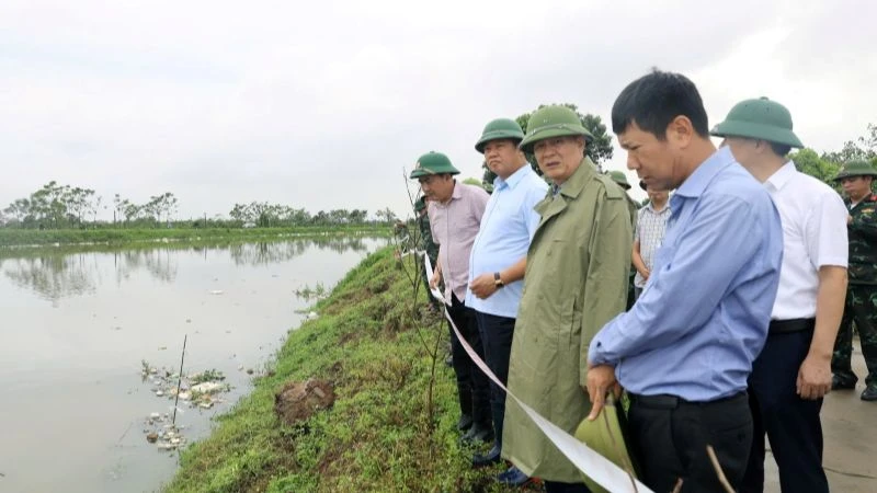 Chủ tịch Hội đồng nhân dân thành phố Hà Nội Nguyễn Ngọc Tuấn thị sát các tuyến đê trên địa bàn huyện Thường Tín