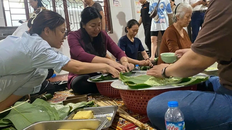 Nhà chùa cùng phật tử tổ chức gói bánh chưng tại chùa Đình Quán, phường Phúc Diễn, quận Bắc Từ Liêm (Hà Nội) 