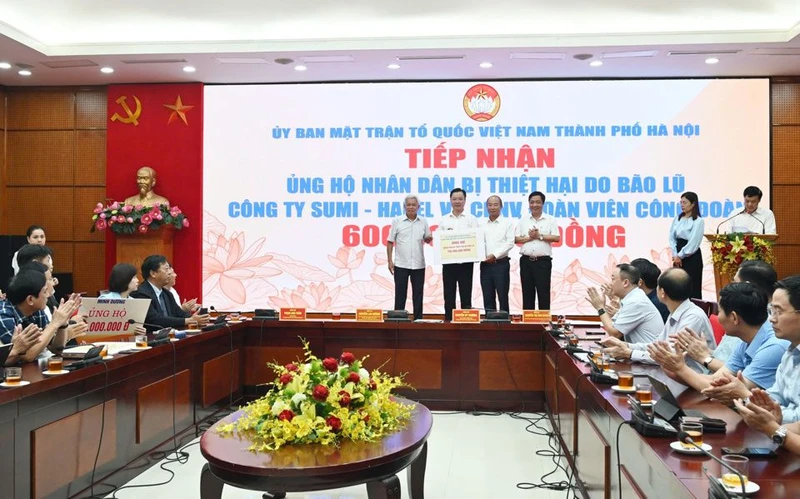 Lãnh đạo Ủy ban Mặt trận Tổ quốc Việt Nam thành phố Hà Nội tiếp nhận ủng hộ nhân dân bị thiệt hại do bão lũ từ các cơ quan, đơn vị