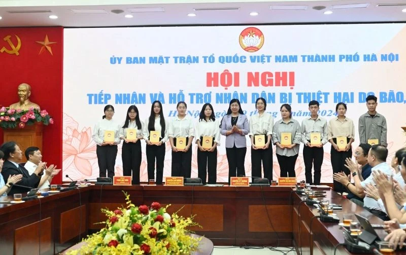 Lãnh đạo Mặt trận Tổ quốc Việt Nam thành phố đã trao hỗ trợ cho sinh viên của các tỉnh phía bắc bị ảnh hưởng bão lũ đang học tập tại Hà Nội.