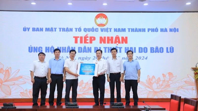 Lãnh đạo Mặt trận Tổ quốc Việt Nam thành phố Hà Nội tiếp nhận số tiền quyên góp của cán bộ, người dân huyện Lâm Hà (tỉnh Lâm Đồng).