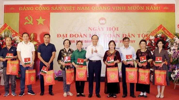 Đồng chí Nguyễn Ngọc Tuấn, Chủ tịch Hội đồng nhân dân thành phố tặng quà gia đình văn hóa tiêu biểu tại Ngày hội Đại đoàn kết của địa bàn dân cư số 17, phường Vĩnh Tuy. (Ảnh: ĐH)