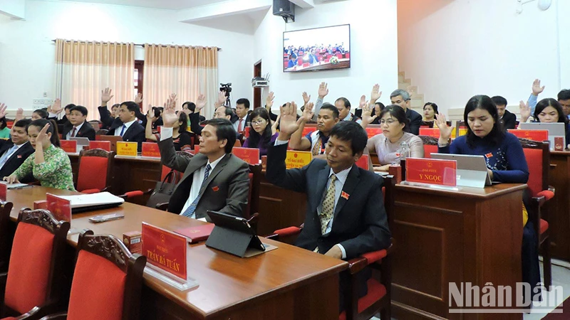 Các đại biểu Hội đồng nhân dân tỉnh Kon Tum biểu quyết thông qua nghị quyết tại Kỳ họp.