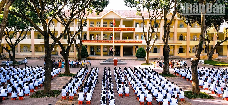 Sinh hoạt đầu tuần tại Trường trung học phổ thông chuyên Nguyễn Tất Thành. 