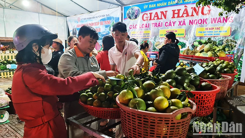 Trái cây của xã Ngọk Wang thu hút đông đảo người dân đến mua