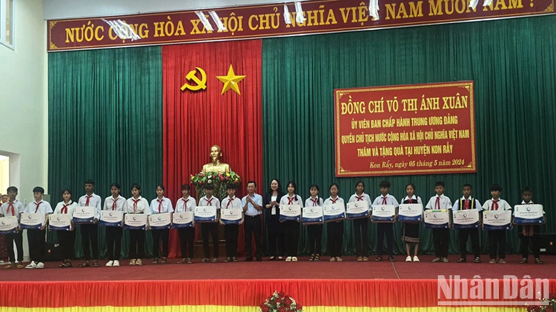 Quyền Chủ tịch nước Võ Thị Ánh Xuân tặng học bổng và quà cho các em có hoàn cảnh đặc biệt khó khăn.