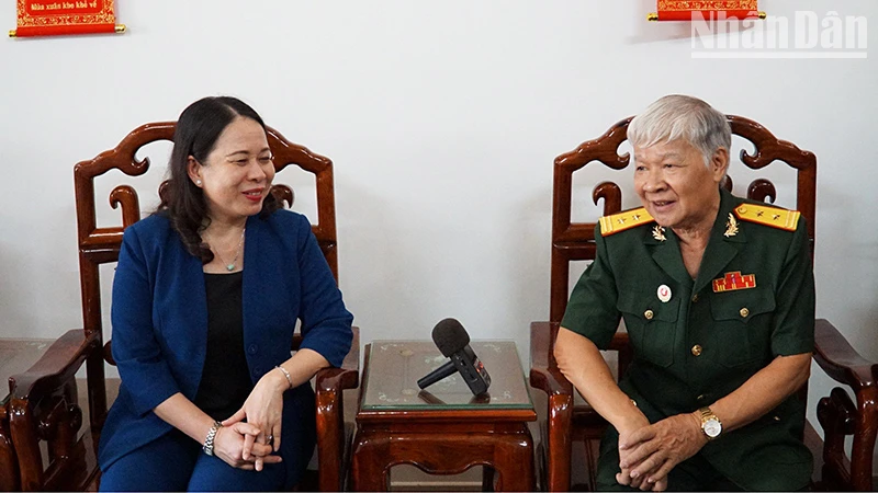 Quyền Chủ tịch nước Võ Thị Ánh Xuân thăm hỏi cựu chiến binh Trần Đình Thị.