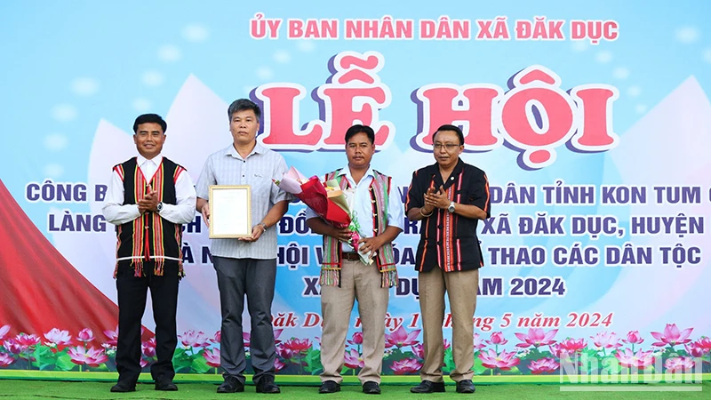 Trao quyết định của Ủy ban nhân dân tỉnh Kon Tum công nhận Làng du lịch cộng đồng Đăk Răng.