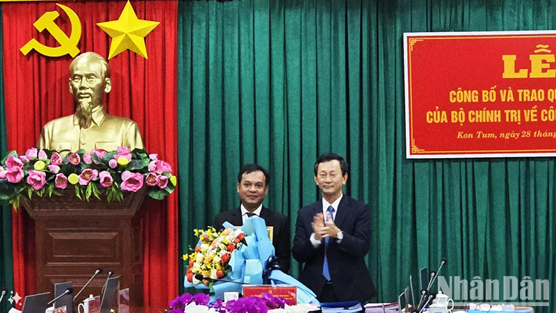 Đồng chí Dương Văn Trang trao Quyết định của Bộ Chính trị và tặng hoa đồng chí U Huấn.