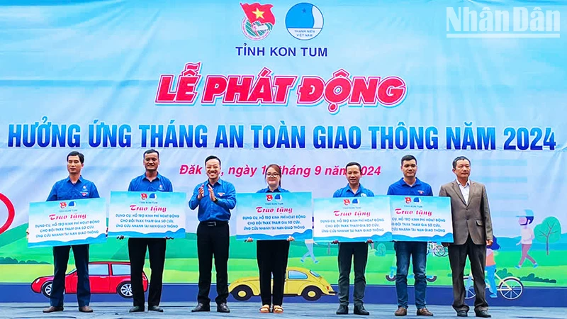 Trao dụng cụ và hỗ trợ kinh phí hoạt động cho 5 Đội thanh niên xung kích tham gia sơ cứu, ứng cứu nhanh tai nạn giao thông trên quốc lộ 14.