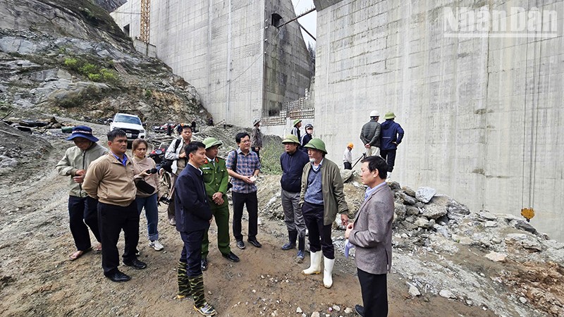 Lãnh đạo Huyện ủy Đăk Glei và Sở Công thương tỉnh Kon Tum chỉ đạo công tác tìm kiếm nạn nhân tại hiện trường.