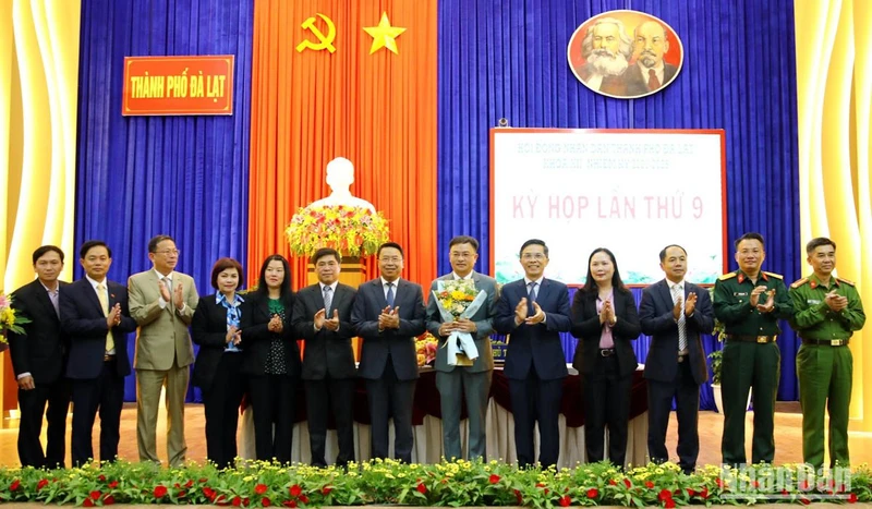 Đồng chí Đặng Quang Tú (cầm hoa) được bầu làm Chủ tịch Ủy ban nhân dân thành phố Đà Lạt, nhiệm kỳ 2021-2026.