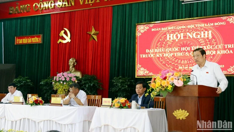 Đồng chí Phan Đình Trạc phát biểu ý kiến tại buổi tiếp xúc cử tri phường 9, TP Đà Lạt, Lâm Đồng.