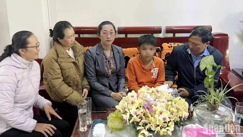 Đại diện Phòng Lao động. Thương binh và Xã hội thành phố Đà Lạt cùng Ủy ban nhân dân phường 8 đến thăm và động viên cháu bé.