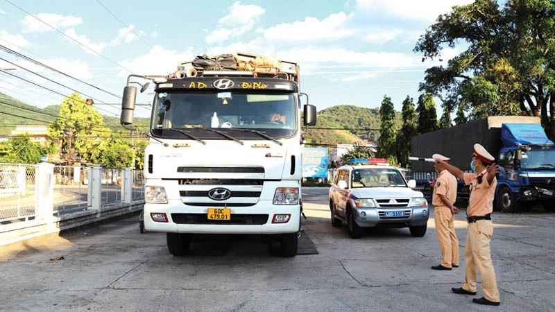 Lực lượng Cảnh sát giao thông Lâm Đồng kiểm tra, xử lý xe vi phạm tải trọng trên Quốc lộ 20. (Ảnh: K.P)