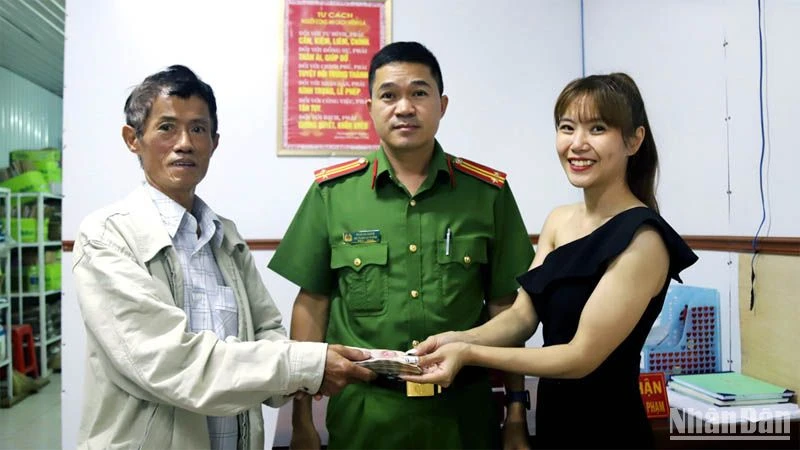 Công an phường 1, thành phố Bảo Lộc và ông Đỗ Thanh Nhơn trao trả 37 triệu đồng cho chị Nguyễn Hoài Yến Linh.