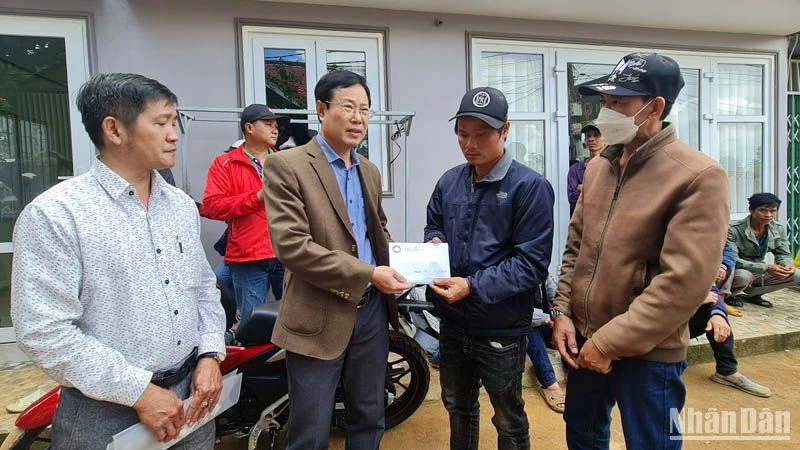 Chủ tịch Ủy ban Mặt trận Tổ quốc Việt Nam tỉnh Lâm Đồng Phạm Triều thăm, động viên gia đình nạn nhân bị thiệt mạng trong vụ sạt lở.