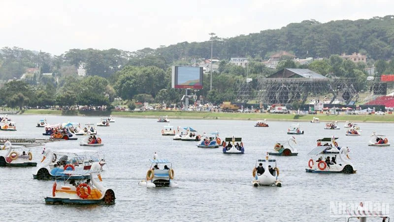 Dịch vụ pedalo trên hồ Xuân Hương, thành phố Đà Lạt thu hút du khách dịp lễ 30/4.