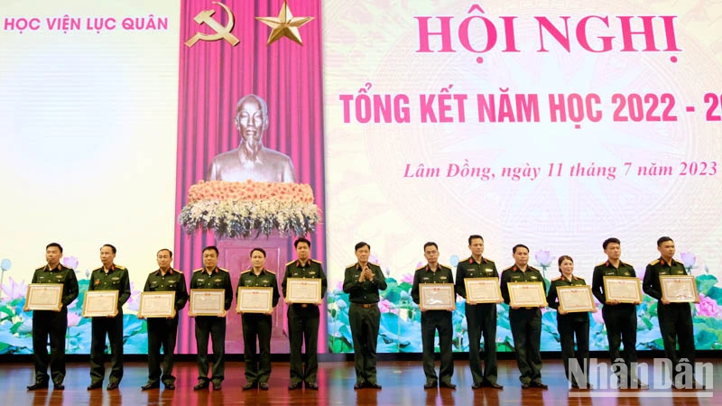 Lãnh đạo Học viện Lục quân trao danh hiệu Chiến sĩ thi đua toàn quân tặng các cá nhân.