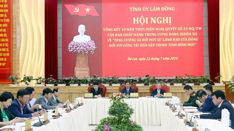 Các đồng chí lãnh đạo tỉnh Lâm Đồng chủ trì hội nghị. 