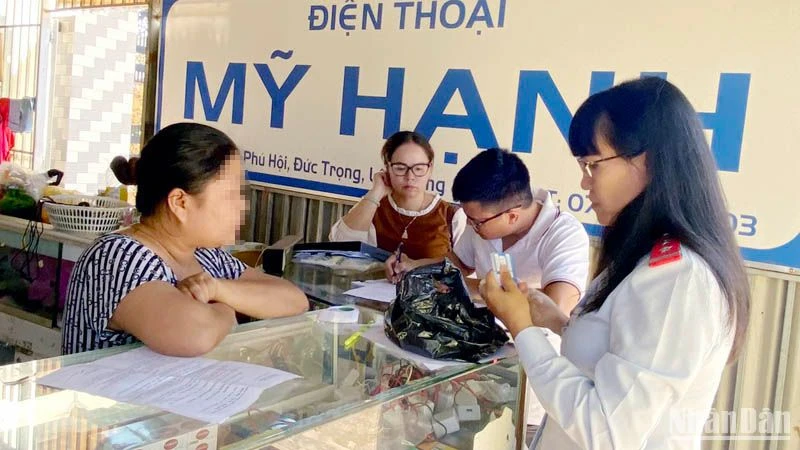 Thanh tra Sở Thông tin và truyền thông Lâm Đồng kiểm tra việc mua bán sim di động trên địa bàn.