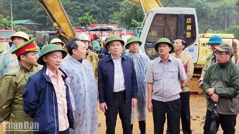 Phó Thủ tướng Trần Lưu Quang (giữa) cùng Đoàn công tác Chính phủ và lãnh đạo tỉnh Lâm Đồng tại hiện trường sạt lở trên đèo Bảo Lộc.