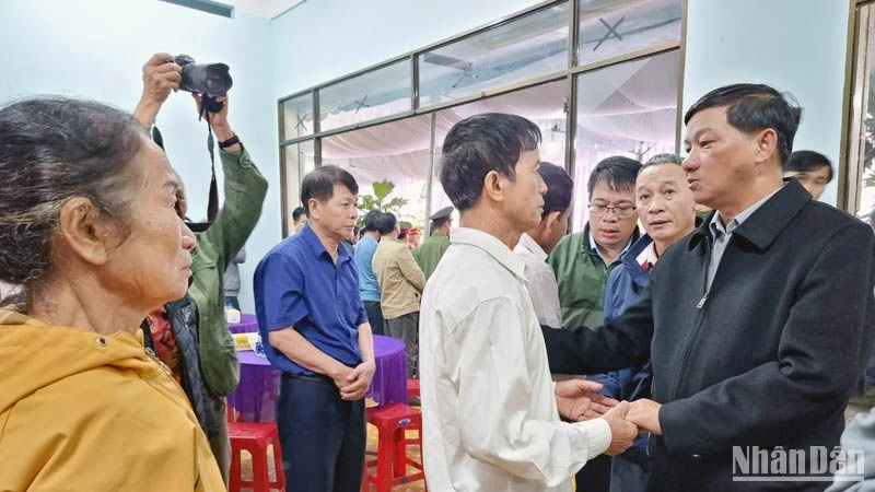 Lãnh đạo tỉnh Lâm Đồng thăm hỏi, chia buồn cùng gia đình cán bộ, chiến sĩ hy sinh khi thực hiện nhiệm vụ trên đèo Bảo Lộc.