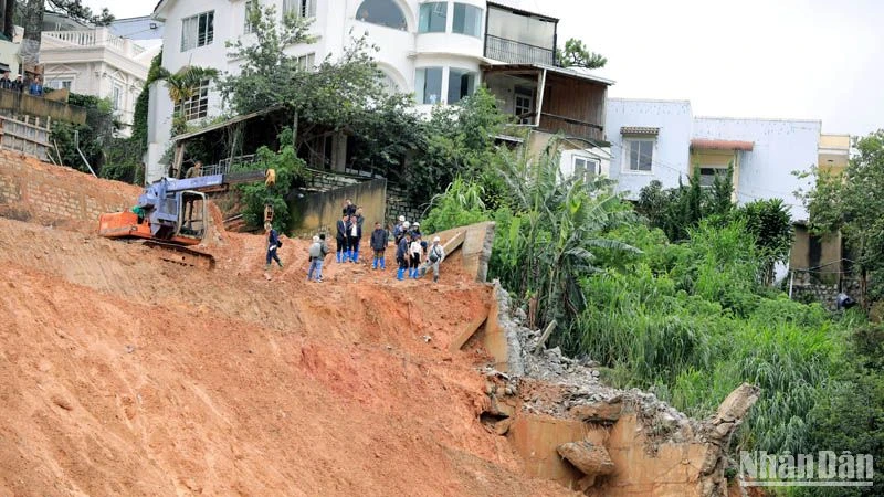Lâm Đồng chỉ đạo rà soát, sơ tán các hộ dân ở những khu vực chân núi, nguy hiểm trong mùa mưa bão.