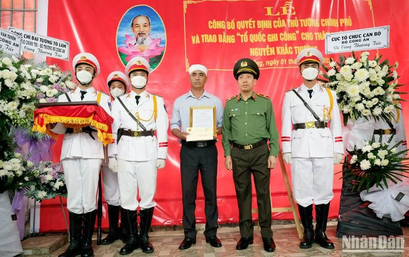 Thiếu tướng Lê Văn Tuyến, Thứ trưởng Công an tại lễ trao bằng "Tổ quốc ghi công" và quyết định của Bộ trưởng Công an cho thân nhân liệt sĩ, Trung tá Nguyễn Khắc Thường.