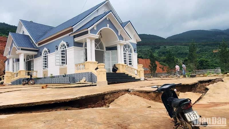 Nhiều ngôi nhà ở khu vực dự án hồ chứa nước Đông Thanh bị sụt lún, nứt nẻ do sạt trượt đất.