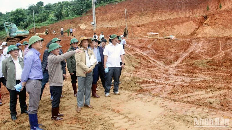 Chủ tịch Ủy ban nhân dân tỉnh Lâm Đồng và đoàn công tác kiểm tra tình trạng sụt lún, sạt trượt đất tại khu vực dự án hồ chứa nước Đông Thanh.