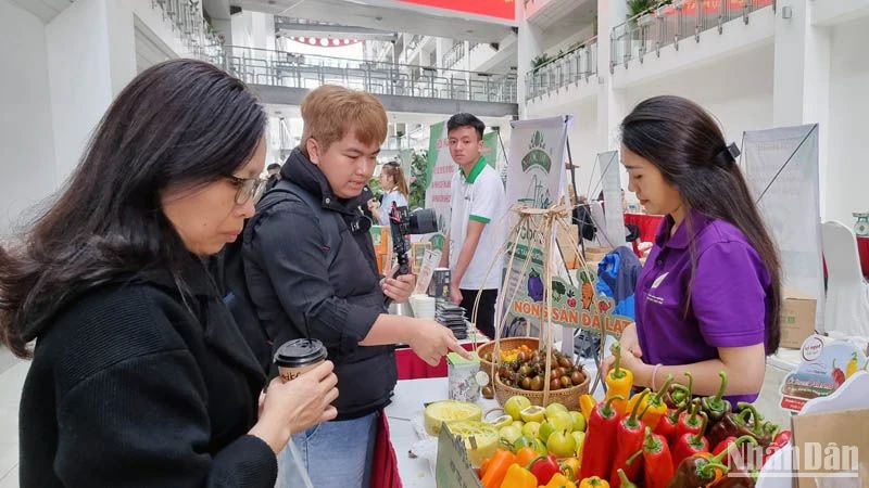 Các gian hàng trưng bày, giới thiệu nông sản đặc trưng, sản phẩm OCOP tiêu biểu tỉnh Lâm Đồng tại hội nghị.