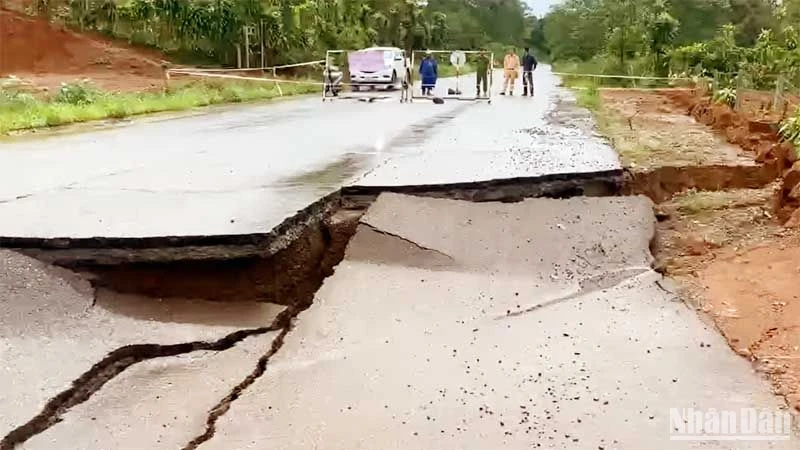 Mưa lớn gây sụt lún nghiêm trọng tuyến đường tránh phía nam thành phố Bảo Lộc, tỉnh Lâm Đồng.