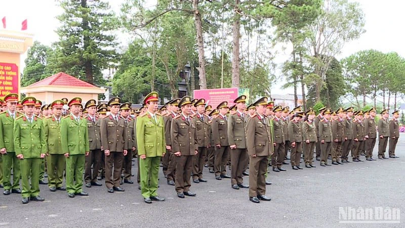 Quang cảnh Lễ phát động phong trào thi đua đặc biệt học tập tấm gương anh dũng của 3 cán bộ, chiến sĩ Cảnh sát giao thông Lâm Đồng.
