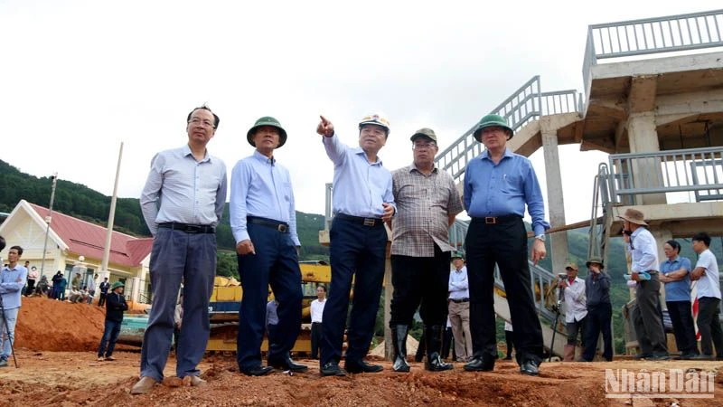 Đồng chí Nguyễn Hoàng Hiệp (giữa) trao đổi với lãnh đạo tỉnh Lâm Đồng về tình hình sụt lún, sạt trượt đất tại dự án hồ chứa nước Đông Thanh. 