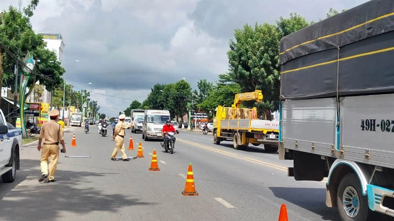 Lực lượng Cảnh sát giao thông tổ chức kiểm tra xe khách và xe vận tải hàng hóa trên quốc lộ 20.