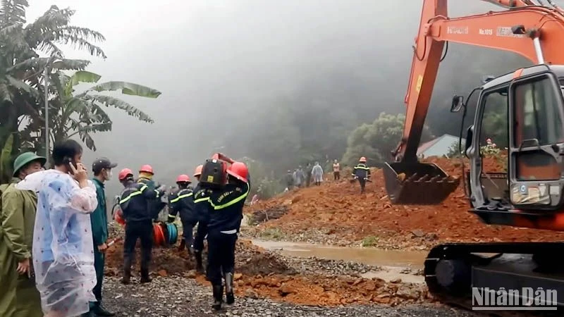 Các lực lượng triển khai công tác cứu nạn, cứu hộ vụ sạt lở trên đèo Bảo Lộc vào ngày 30/7. 