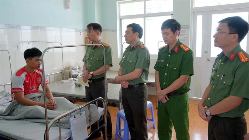 Lãnh đạo Công an tỉnh Lâm Đồng thăm hỏi, động viên Trung úy Nguyễn Minh Tuấn. (Ảnh: Công an tỉnh Lâm Đồng)