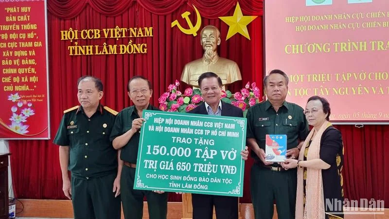 Ban tổ chức trao bảng tượng trưng cho Hội Cựu chiến binh tỉnh Lâm Đồng tặng 150 nghìn tập vở cho học sinh địa phương.