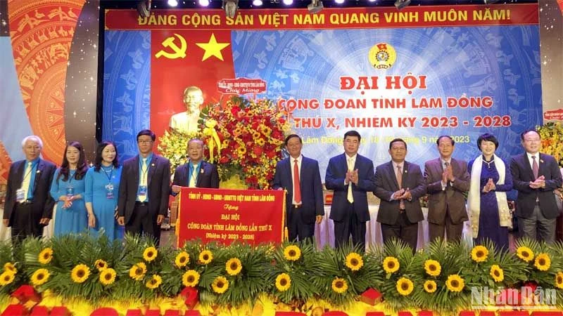 Lãnh đạo tỉnh Lâm Đồng trao bức trướng chúc mừng Đại hội Công đoàn tỉnh lần thứ X.